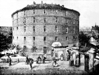 1.1 Im gefängnisartigen "Narrenturm" wurden Geisteskranke teilweise noch bis 1840 angekettet und mit dem Ochsenziemer diszipliniert.
